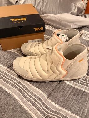 Teva Kids Quilted Cream Slip-On Boots with Peach Trim